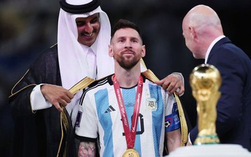 Vô địch World Cup, Messi được đích thân Quốc vương Qatar khoác lên người áo choàng