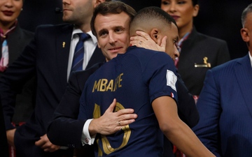 Tổng thống Pháp an ủi Mbappe, ủng hộ Deschamps tiếp tục làm HLV đội tuyển Pháp