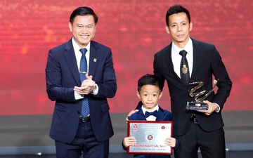 Văn Quyết đưa con trai lên nhận giải cầu thủ xuất sắc nhất V.League 2022