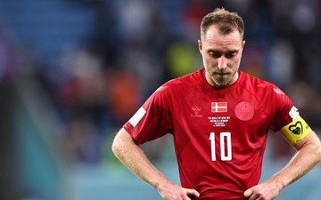 Hy hữu: Cầu thủ Đan Mạch bất cẩn để mảnh giấy chiến thuật rơi vào tay Australia