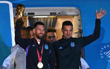 Biển người đón Messi và đồng đội mang cúp vàng về Argentina giữa đêm muộn