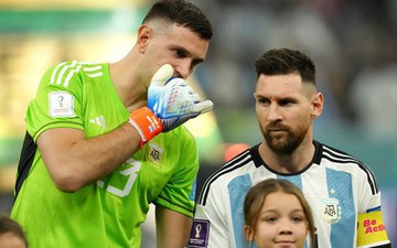 Thủ môn Argentina đeo “bùa may mắn” của Messi trong trận chung kết World Cup 2022