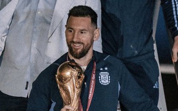 Khoảnh khắc đẹp: Messi cưng nựng cúp vô địch World Cup như báu vật tại quê nhà Argentina
