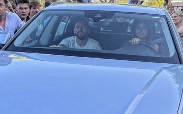 "Nóc nhà" trực tiếp lái xe, đưa Messi trở về nhà giữa vòng vây người hâm mộ
