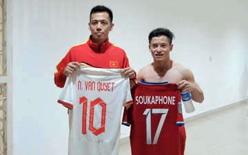 Văn Quyết và 'Messi Lào' đổi áo cho nhau