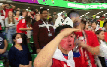 Fan Hàn Quốc 'bắt trend', chế giễu Ronaldo