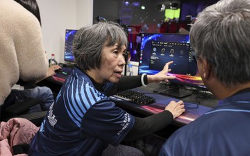 Cụ bà 65 tuổi không biết dùng máy tính bất ngờ tham dự giải đấu LMHT