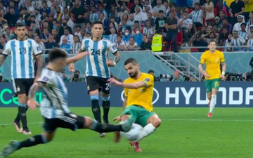 Cầu thủ Argentina cứu thua phi thường, khiến hậu vệ Australia mất bàn đẹp nhất giải