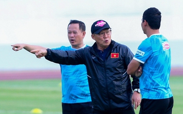 Thành Chung trở lại, HLV Park Hang-seo mất hơn 20 phút dặn dò trợ lý trước khi tạm chia tay đội tuyển