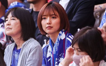 Bà xã người mẫu gửi lời động viên tiền vệ Shibasaki sau kỳ World Cup đáng nhớ