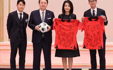 Đội tuyển Hàn Quốc được mừng công tại Nhà Xanh 