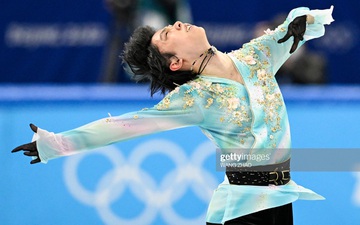 Đứng lên sau cú ngã, Yuzuru Hanyu tạm vươn lên vị trí đầu bảng nội dung trượt băng đơn nam Olympic Bắc Kinh 2022
