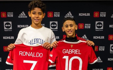 Con trai Ronaldo chính thức ký hợp đồng với MU, mặc số áo giống bố