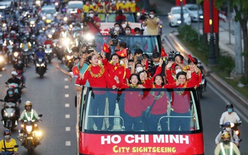 ĐT nữ Việt Nam cực vui khi diễu hành khắp TP.HCM trên xe buýt 2 tầng sau khi giành vé dự World Cup 2023