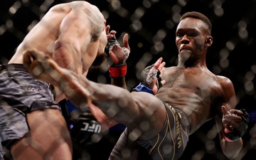 Israel Adesanya "toát mồ hôi" để vượt qua Robert Whittaker trong trận tái đấu tại UFC 271