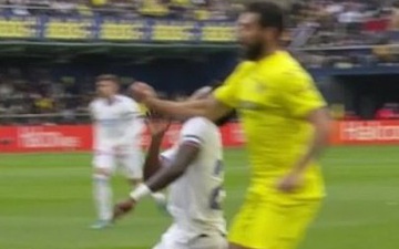 Hậu vệ Villarreal vung cùi chỏ thẳng mặt Vinicius