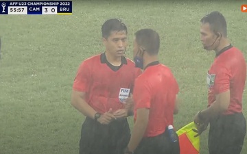 Mưa trắng trời khiến trận đấu giải U23 AFF Cup bị gián đoạn 40 phút, Việt Nam cũng cần đề phòng