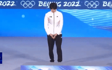 VĐV Hàn Quốc gây tranh cãi dữ dội khi lấy tay lau bục nhận giải tại Olympic Bắc Kinh, nhận về hàng nghìn bình luận ác ý