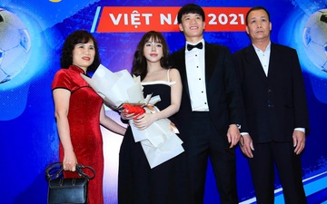 Hoàng Đức cùng bố mẹ và bạn gái rạng rỡ trên thảm đỏ Gala Quả bóng vàng Việt Nam 2021