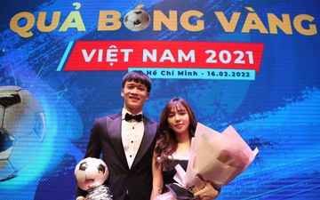 Hoàng Đức hạnh phúc bên bạn gái, được săn đón khi nhận Quả bóng vàng Việt Nam 2021