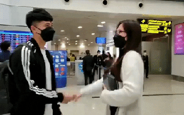 Đình Trọng nắm tay bạn gái vui vẻ tại sân bay