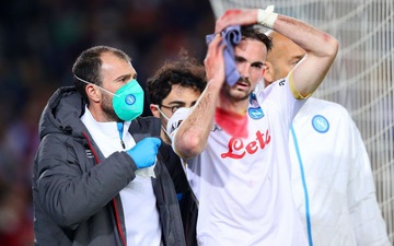 Cầu thủ Napoli đổ máu ướt sũng áo vì va chạm với sao trẻ Barca