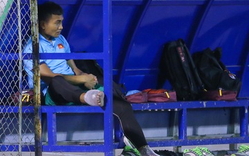 Thủ thành Y Êli Niê chấn thương trong buổi tập trước trận đấu với Singapore