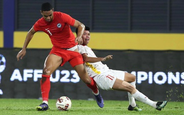Tuyển thủ U23 Singapore lộ nội y khi tranh chấp với cầu U23 Việt Nam