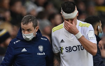 Cầu thủ Leeds chảy máu đầm đìa vì va chạm với sao MU