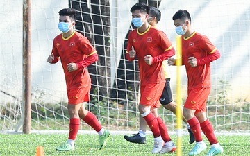 Thủ thành số 1 U23 Việt Nam vắng mặt, trợ lý HLV thay khẩu trang mỏng hơn cho các học trò