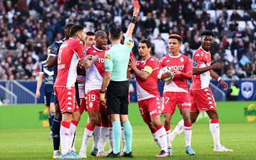 Tài năng trẻ tuyển Pháp nhận thẻ đỏ oan uổng dù chơi đúng luật và còn bị đối thủ giẫm vào chân