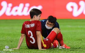 Cầu thủ cắn răng thi đấu, bộ phận y tế U23 Việt Nam vất vả