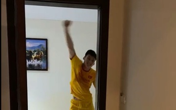 Phấn khích với chiến thắng, đội trưởng U23 Việt Nam đập tường gọi đồng đội đang cách ly sang ăn mừng