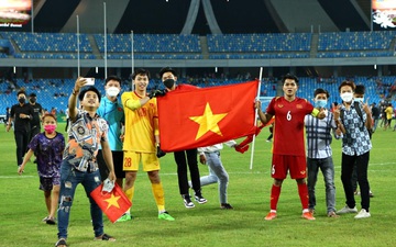 CĐV Việt Nam tràn xuống ăn mừng chức vô địch, đại náo sân quốc gia Campuchia