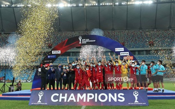 Khoảnh khắc U23 Việt Nam nâng cao cúp vô địch: Mọi nỗ lực đem về thành quả xứng đáng