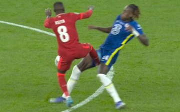 Sao Liverpool phi gầm giày trúng chỗ hiểm của cầu thủ Chelsea