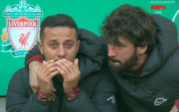 Sao Liverpool khóc nấc vì chấn thương lúc khởi động, không được đá chung kết League Cup