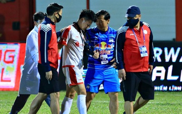 Tiền vệ Viettel FC chấn thương như Duy Mạnh, bác sĩ HAGL tức tốc vào sân sơ cứu