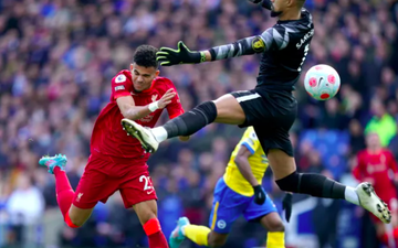 Thủ môn Brighton lên gối thô bạo với tiền đạo Liverpool và cái kết khiến các chuyên gia bất bình