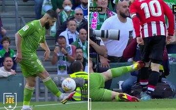 Cầu thủ Betis bị đối phương túm, giật... râu vì tâng bóng khiêu khích và cái kết đắng