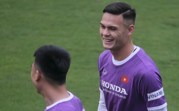 Adriano Schmidt cười nói trong buổi tập đầu tiên với tuyển Việt Nam, đánh tan nghi ngờ về khả năng tiếng Việt 