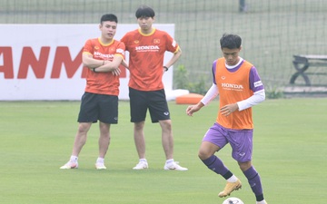 Trợ lý Lee Young-jin vắng mặt, tổ trợ lý tiếng Hàn "đứng chơi" trong buổi tập của U23 Việt Nam  