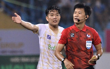 Đồng nghiệp liên tục bắt việt vị sai, trọng tài chính trận Hà Nội FC vs Thanh Hóa vất vả "gánh" cả trận