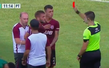 Cầu thủ bất ngờ ăn thẻ đỏ dù chịu cú sút trúng mặt, xem xong video nhiều người tranh cãi không ngừng
