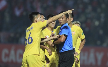 Chuyện lạ ở V.League: Cầu thủ Nam Định mách trọng tài "xem tivi", sau đó bẻ còi từ chối bàn thắng của Hải Phòng
