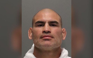 Cain Velasquez bị tạm giam, vướng nghi án dùng súng bắn người gây thương tích
