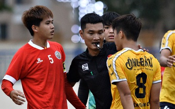 U19 Nutifood nổi cáu, thầy Giôm bất lực vì "tiểu xảo" đúng luật của U19 Nam Định  