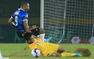 Cầu thủ Bình Định đòi phạt thẻ đỏ tiền vệ trẻ SLNA sau pha bóng thót tim
