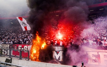Đám cháy dữ dội trên khán đài của Ajax