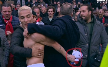 Fan đóng vai siêu trộm, thản nhiên lấy mất áo đấu của sao Ajax